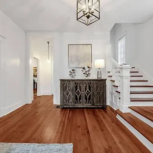 Exquisite Two-story Located In Midtown Holiday home