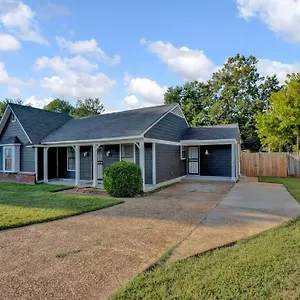 Glamorous 3br 2ba House W/ Large Fenced Backyard Holiday home
