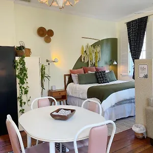 https://1885-vintage-parlor-loft-heart-of-historic-sav.top-hotels-in-savannah.com